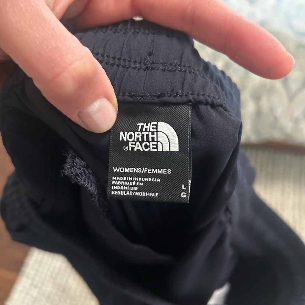 The North Face Women’s Navy Cargo Pants - Picture 4 of 5
